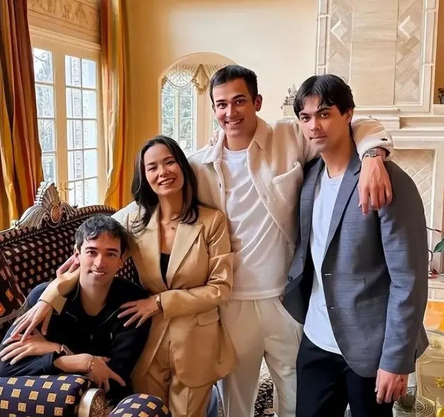 Nữ ca sĩ rơi vào bi kịch lấy chồng ngoại quốc hơn 25 tuổi, nay sống một mình nuôi 3 con trai Ảnh 4