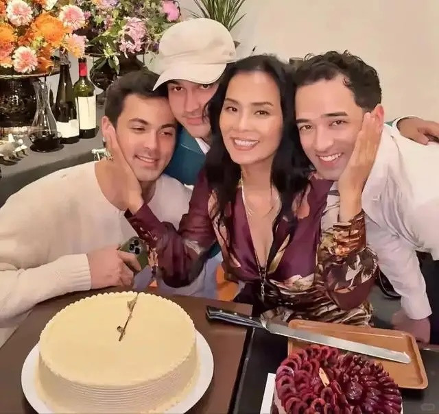 Nữ ca sĩ rơi vào bi kịch lấy chồng ngoại quốc hơn 25 tuổi, nay sống một mình nuôi 3 con trai Ảnh 3