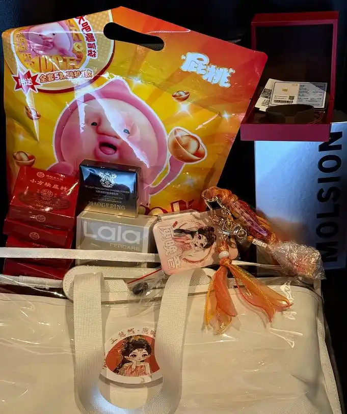 Hình ảnh phần quà của Vương Sở Nhiên trong buổi ra mắt phim được tiết lộ - Ảnh: Baidu