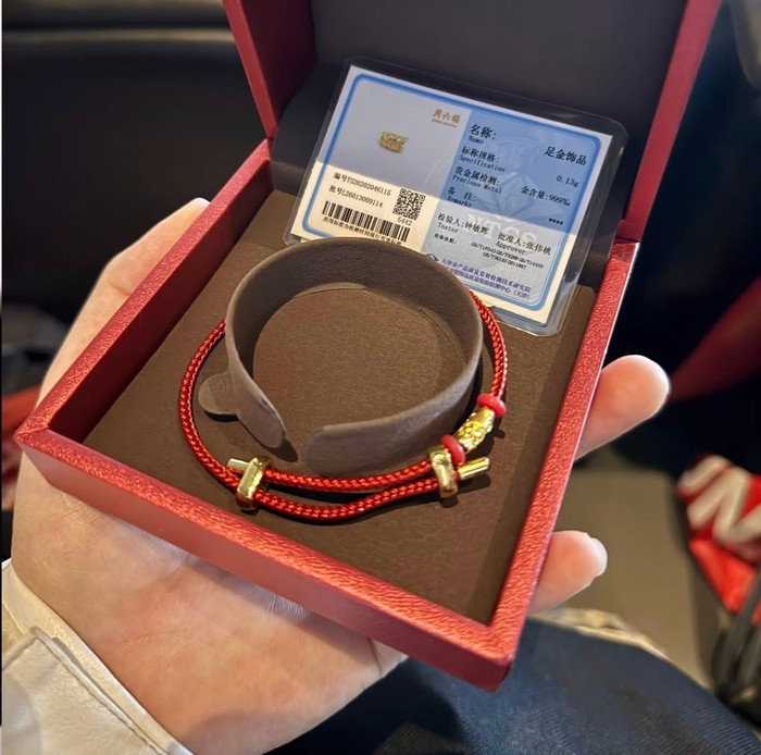 Cận cảnh chiếc vòng vàng của Vương Sở Nhiên gửi tặng fan hâm mộ và truyền thông - Ảnh: Baidu