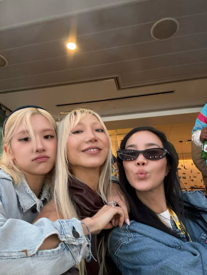 Rosé hào hứng chụp hình cùng nhóm bạn khi đi xem trận đấu bóng bầu dục. Ảnh: IGNV