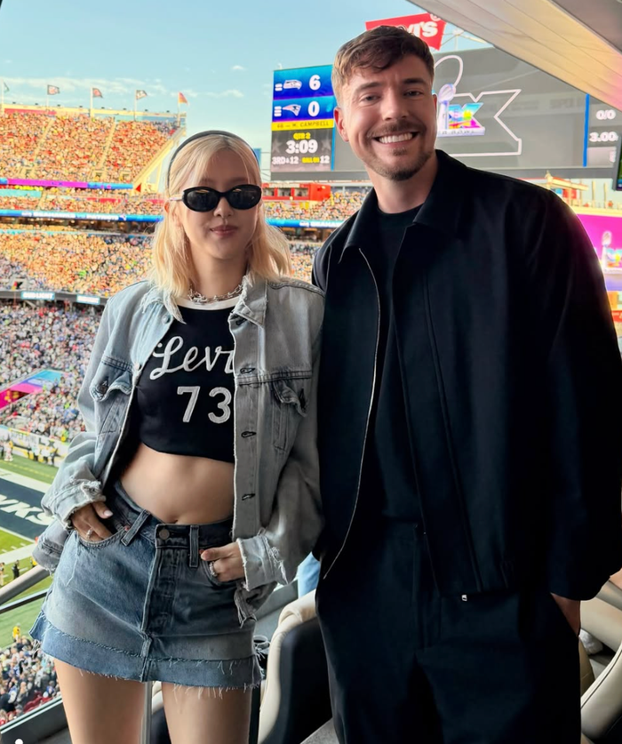 Rosé và MrBeast vui vẻ chụp hình cùng nhau. Ảnh: IGNV