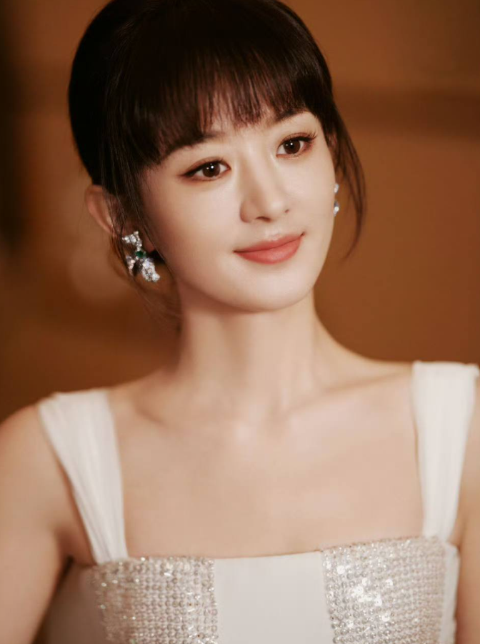 Triệu Lệ Dĩnh xuất hiện tại một sự kiện điện ảnh, hình ảnh đại diện cho dấu ấn quốc tế của nữ diễn viên