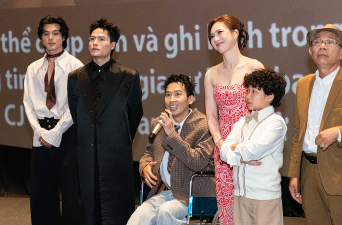 Tuấn Trần xuất hiện trên xe lăn tại buổi công chiếu Báu vật trời cho tối 7/2 tại TP.HCM