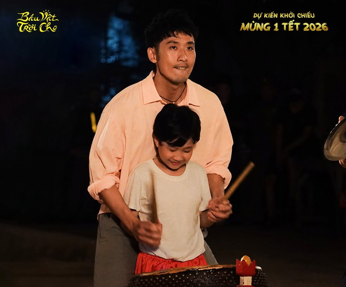 Tuấn Trần trong vai Hồng, chàng trai làng chài trong phim Báu vật trời cho