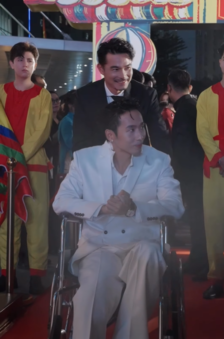 Khoảnh khắc Tuấn Trần giao lưu với khán giả được chia sẻ rộng rãi trên mạng xã hội quốc tế