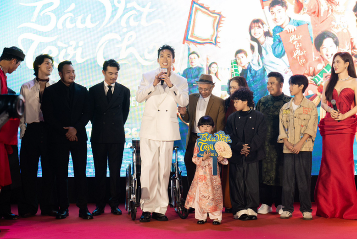 Hình ảnh Tuấn Trần tại buổi công chiếu trở thành biểu tượng cho tinh thần làm nghề nghiêm túc của diễn viên Việt