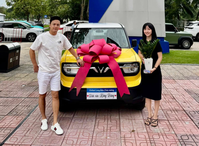 Diễn viên Hồng Đăng từng chi từng 300 triệu đồng để sở hữu một mẫu xe điện cỡ nhỏ, phục vụ nhu cầu di chuyển hằng ngày. Ảnh: FBNV