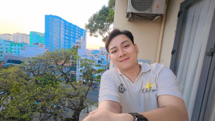 Hoài Lâm rạng rỡ, biểu cảm tươi tắn.