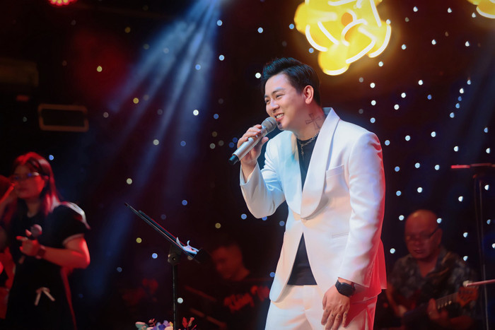 Nam ca sĩ dần tái xuất sân khấu, được nhiều khán giả đón nhận và ủng hộ.