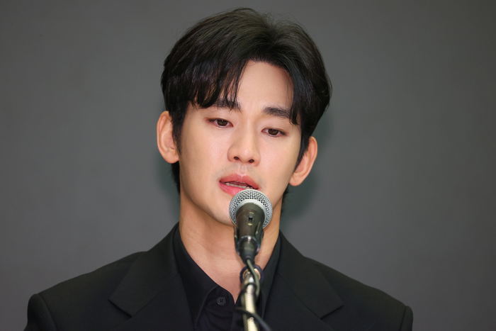 Kim Soo Hyun trong buổi họp báo lên tiếng về ồn ào hồi năm 2025.