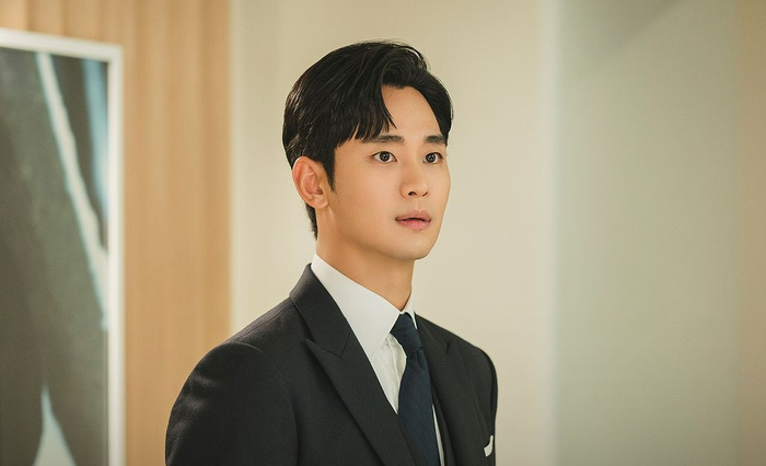 Kim Soo Hyun gần như 'ở ẩn' sau ồn ào.