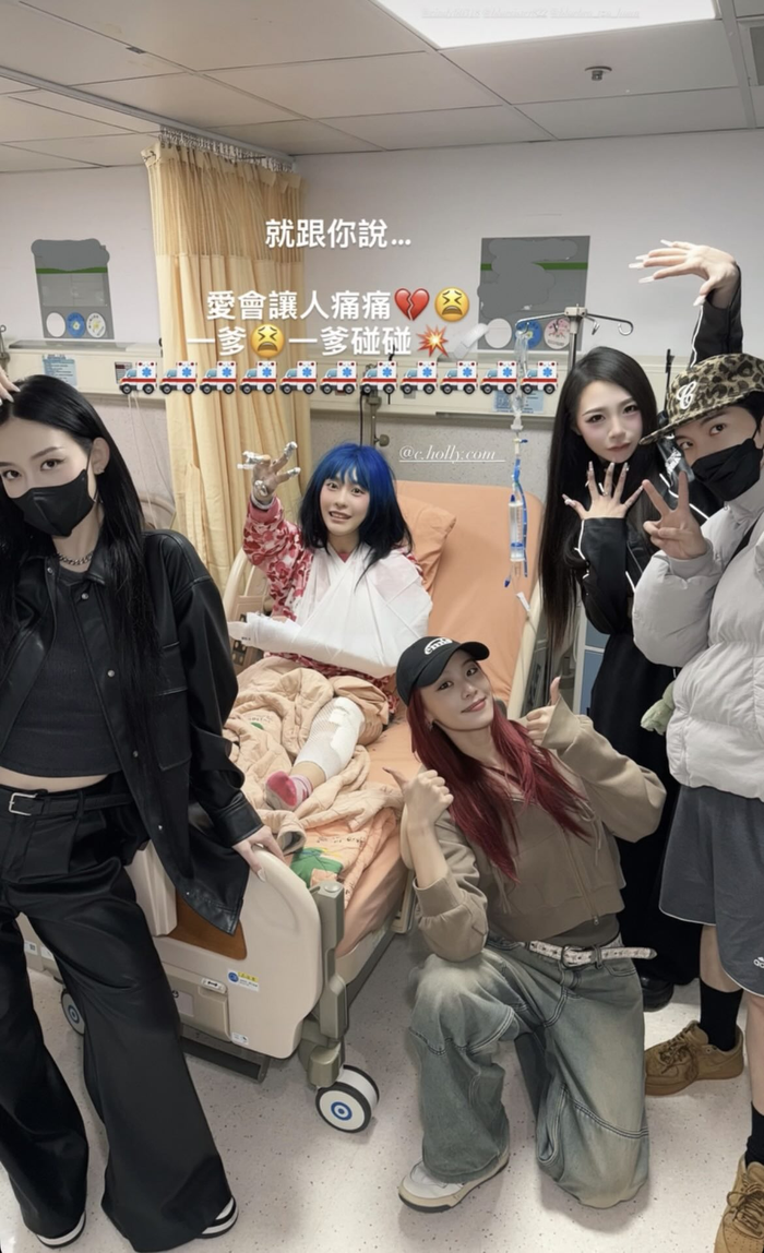 Nữ ca sĩ gặp tai nạn gãy tay trước đêm diễn, ngồi xe lăn lên sân khấu khiến khán giả rơi nước mắt Ảnh 2