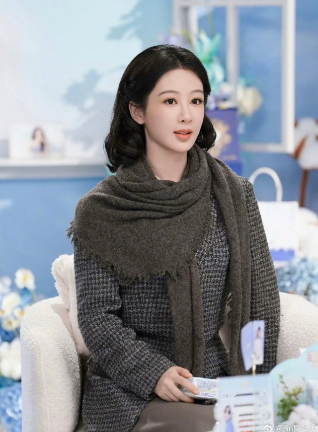 Không gian buổi phát sóng với phong cách trang nhã, quảng bá phim Đổng Trúc Quân