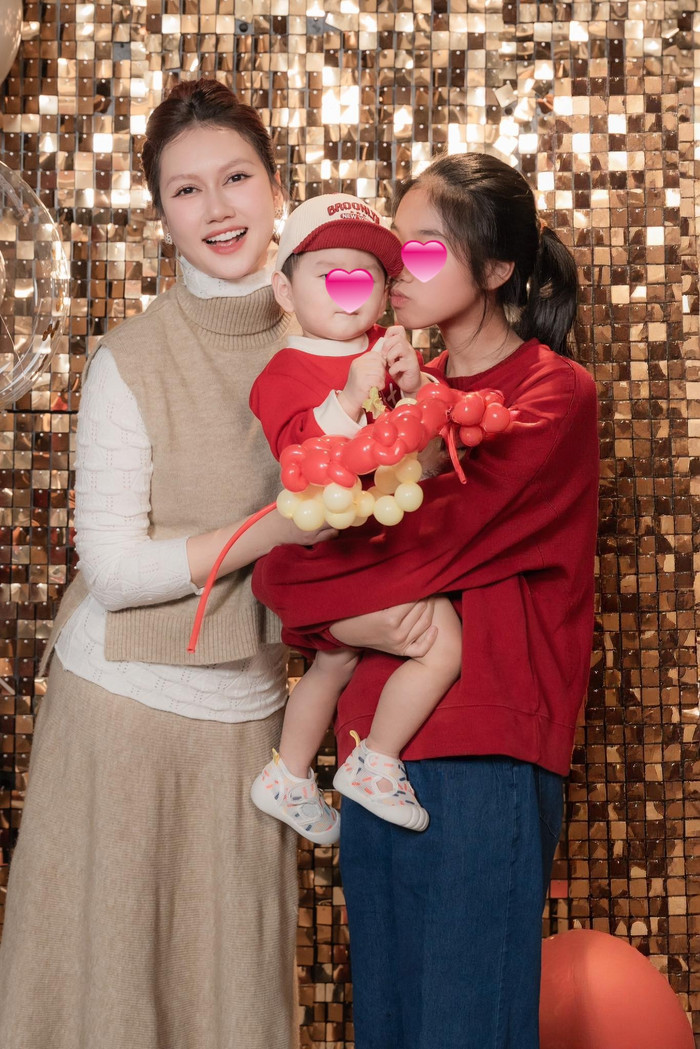 Hương Giang cùng 2 con.&nbsp;