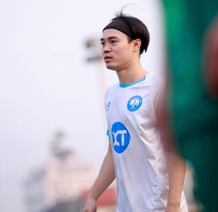 Tiền đạo Văn Toàn đã trở lại sân tập từ cuối tháng 2 sau quãng thời gian dài điều trị chấn thương rách sụn chêm và phẫu thuật hồi tháng 8/2025. Ảnh: CLB Nam Định