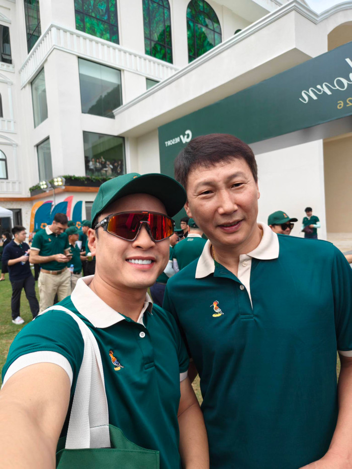 Hình ảnh Hồng Đăng cùng HLV Kim Sang Sik (Ảnh: FBNV).