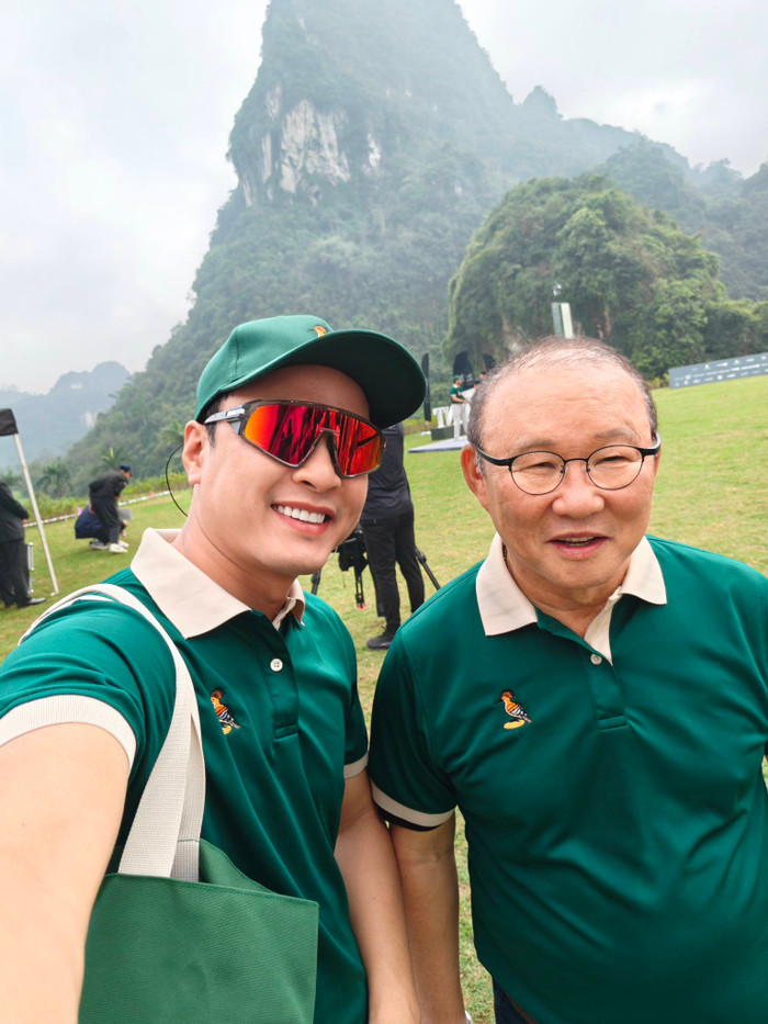 Hồng Đăng vừa đăng tải bài viết mới trên trang cá nhận, chia sẻ khoảnh khắc gặp mặt HLV Park Hang Seo (Ảnh: FBNV).