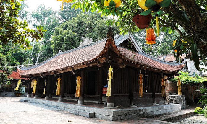 ...hoặc ghé những ngôi chùa lâu đời và linh thiêng