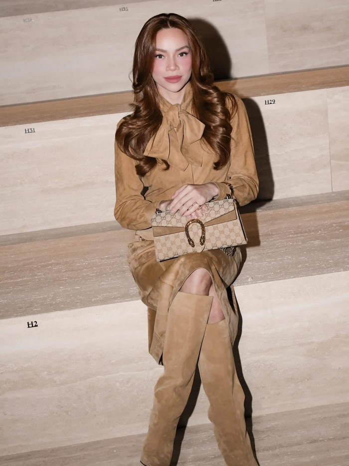 Đặc biệt, trong vai trò nghệ sĩ Việt Nam duy nhất góp mặt tại show, Hồ Ngọc Hà xuất hiện với trang phục da lộn màu camel đồng điệu thuộc bộ sưu tập Pre-Fall 2026. Đây là thiết kế mới nhất vừa được trình làng, đại diện cho hơi thở của một thế hệ Gucci mới. Điểm nhấn hoàn hảo là chiếc túi cùng tông màu mang họa tiết GG Monogram đặc trưng có giá trị hơn 85 triệu đồng. Ảnh: FBNV
