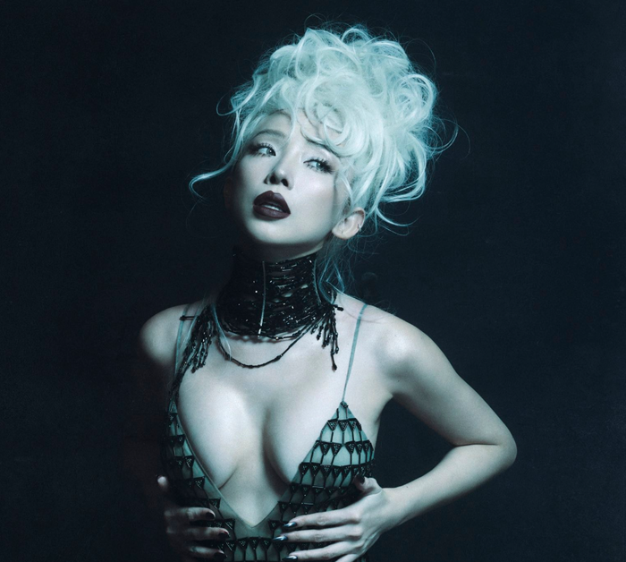 Trang phục khoét sâu giúp tôn lên vòng một quyến rũ của Tóc Tiên.&nbsp;Ảnh: FBNV