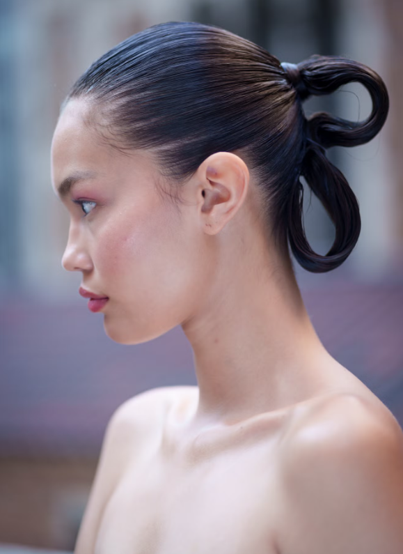 Trên sàn diễn của Prabal Gurung, stylist Lacy Redway giới thiệu kiểu búi sóng “Heavenly Bow”. Diện mạo hướng đến vẻ mềm mại, lãng mạn và tinh thần thanh thoát hiện đại. Ảnh: Launchmetrics Spotlight&nbsp;