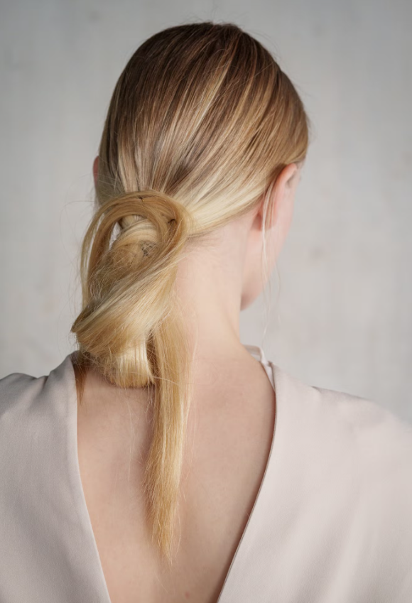 Tại buổi giới thiệu Xuân/Hè 2026 của Tove, người mẫu diện kiểu chignon gom gọn hờ hững nơi gáy, giữ lại vài lọn tóc mảnh buông nhẹ và vén khẽ sau tai. Tổng thể mang đến cảm giác thanh thoát, tối giản nhưng vẫn đầy chủ ý. Ảnh: Launchmetrics Spotlight&nbsp;