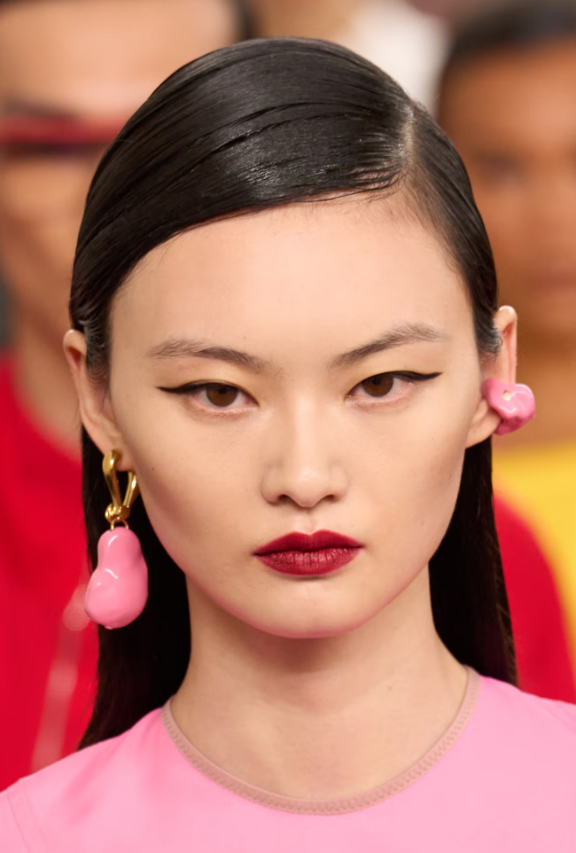 Một đôi môi đỏ kinh điển chưa bao giờ lỗi mốt. Trên sàn diễn Xuân/Hè 2026, Fendi đã lăng xê son đỏ satin đầy cuốn hút, tôn vinh vẻ đẹp quyến rũ và quyền lực vượt thời gian. Ảnh: Launchmetrics Spotlight&nbsp;