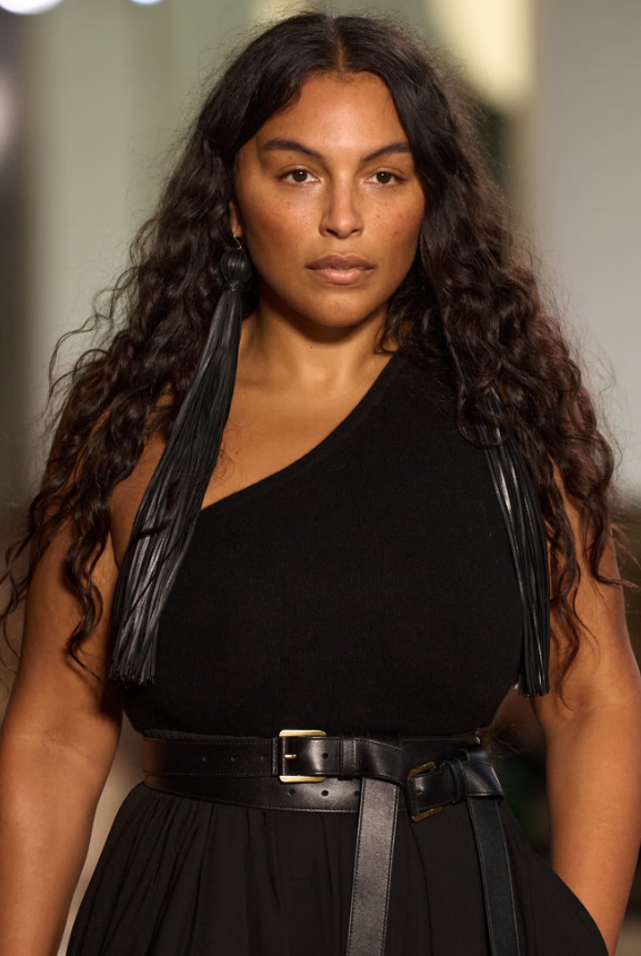 Tại show của Michael Kors, các người mẫu tôn vinh kết cấu tóc tự nhiên với những lọn sóng mềm mại, bồng bềnh đầy sức sống. Kiểu tóc này cũng xuất hiện trên sàn diễn của N°21, Etro, Missoni và Ulla Johnson, tạo nên tinh thần phóng khoáng nhưng vẫn thanh lịch cho mùa mốt. Ảnh: Launchmetrics Spotlight&nbsp;