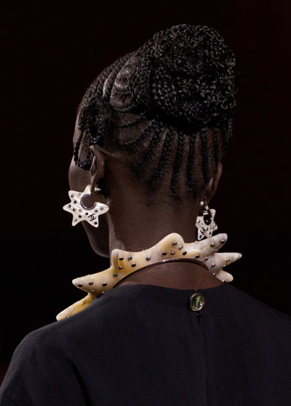 Vẻ đẹp nằm ở từng chi tiết tại show Xuân 2026 của Chanel, nổi bật với kiểu tóc búi tết cầu kỳ, tinh xảo, tôn lên tinh thần thanh lịch đặc trưng của nhà mốt. Ảnh: Alessandro Viero