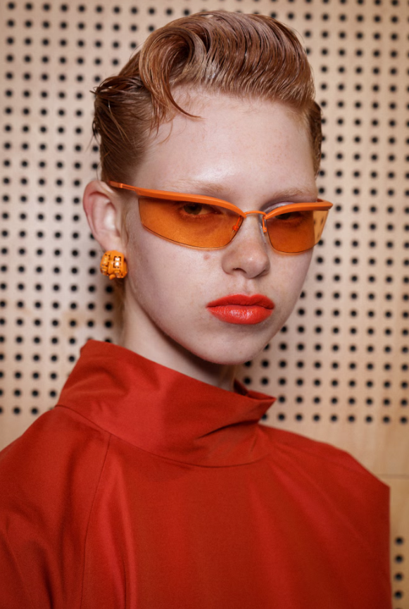 Tại Lacoste, điểm nhấn của tổng thể làm đẹp là đôi môi đỏ cam rực rỡ. Ảnh: Matteo Valle