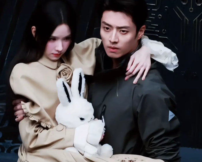 Thuộc thể loại vô hạn lưu - sinh tồn, Hôm Nay Vẫn Chưa Biến Thành Búp Bê tạo điểm nhấn nhờ màu sắc kịch tính và ý tưởng khác biệt. Trần Đô Linh vào vai nữ chính buộc phải vượt qua hàng loạt trò chơi sinh tử để tránh kết cục bị “đóng băng” vĩnh viễn. Không khí căng thẳng cùng nhịp phim nhanh là yếu tố giúp tác phẩm này được quan tâm ngay từ khi bấm máy.