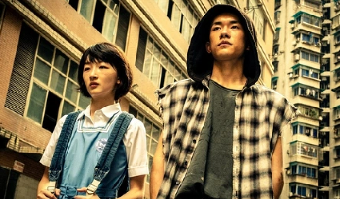 Một trong những tác phẩm ám ảnh nhất về bạo lực học đường. Trần Niệm (Châu Đông Vũ) - nữ sinh giỏi nhưng cô độc, tình cờ gặp Tiểu Bắc (Dịch Dương Thiên Tỉ). Sự bảo vệ thầm lặng của Tiểu Bắc trở thành điểm tựa cho Trần Niệm giữa chuỗi biến cố nghiệt ngã. Phim gây tiếng vang nhờ cách kể chuyện gai góc, không né tránh những góc khuất của tuổi trẻ.