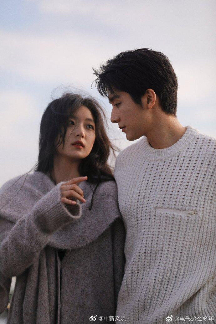 Chuyển thể từ tiểu thuyết của Bát Nguyệt Trường An, bộ phim theo chân Trần Kiến Hạ (Tôn Thiên) - một nữ sinh nỗ lực học tập để thoát khỏi sự kìm kẹp của gia đình mang tư tưởng trọng nam khinh nữ. Tại trường trung học Chấn Hoa, cô gặp Lý Nhiên (Trương Tân Thành), chàng trai có vẻ ngoài ngỗ ngược nhưng giàu tình cảm. Mối quan hệ của họ trải qua chia ly, xa cách và gặp lại khi trưởng thành, tạo nên câu chuyện tình cảm lắng đọng, dễ đồng cảm với nhiều thế hệ khán giả.