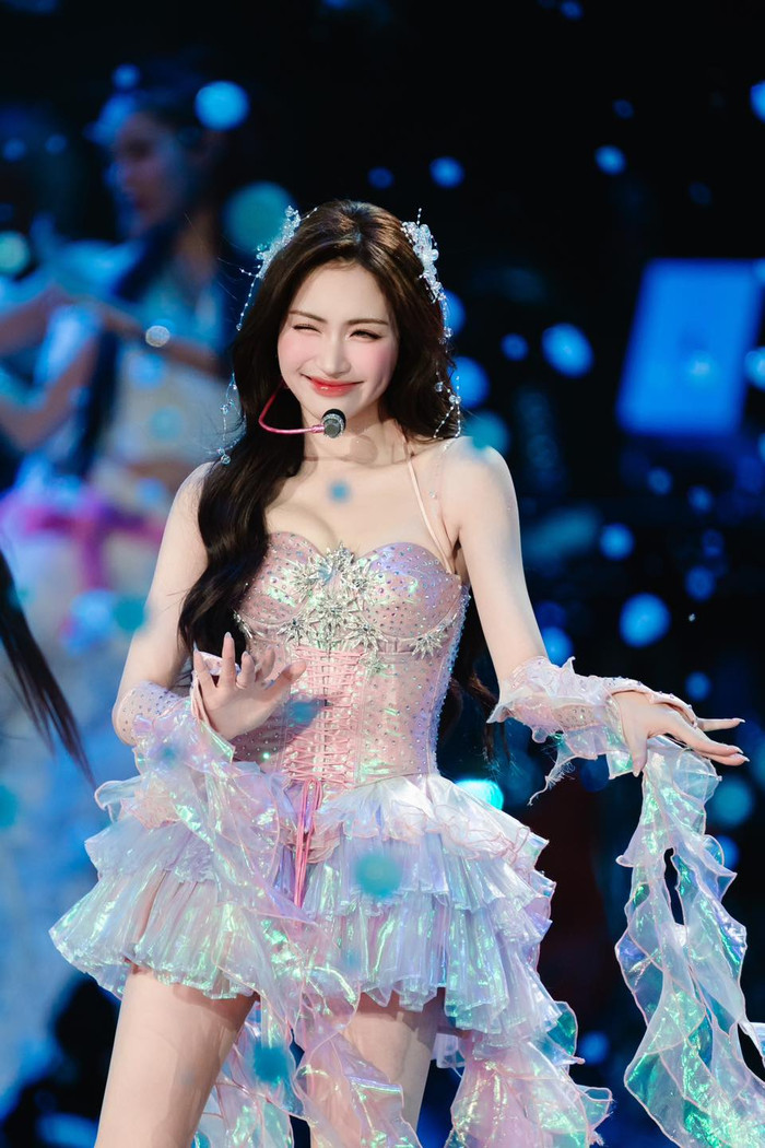 Hòa Minzy được biết đến là nữ ca sĩ có tính cách xởi lởi, phóng khoáng.