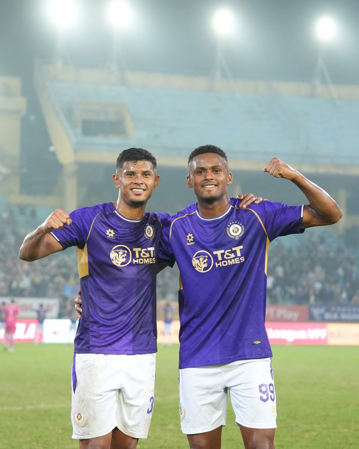 Passira (99) bị đuổi theo cách khó tin. Ảnh: Hà Nội FC