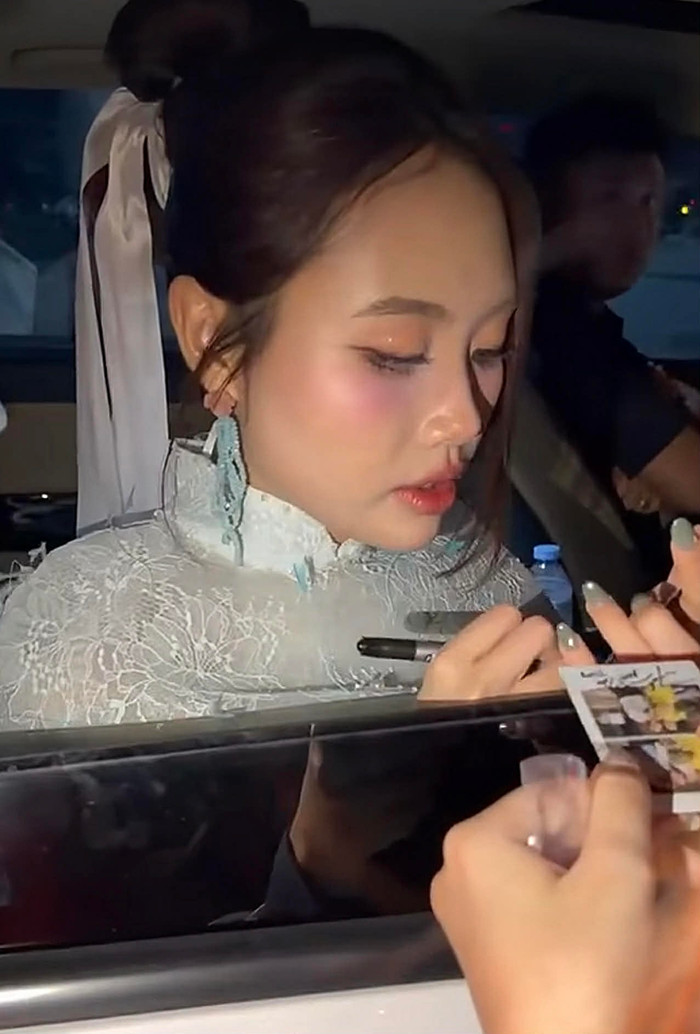 Phương Mỹ Chi giao lưu, ký tặng khán giả sau đêm diễn gần đây. (Ảnh chụp màn hình từ TikTok @thaonguyenzwbk)