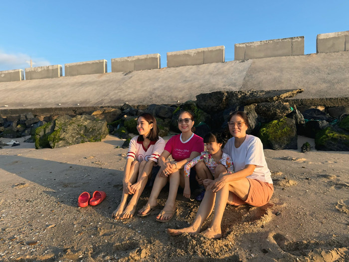 Lê Phương chia sẻ khoảnh khắc mẹ ruột và mẹ chồng vui vẻ, hòa thuận cùng nhau.