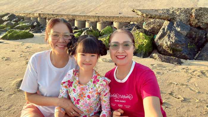 Mẹ chồng, mẹ ruột và con gái Lê Phương chụp ảnh cùng nhau.