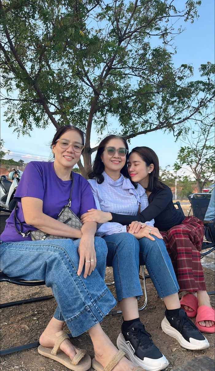 Nữ diễn viên bên 2 người mẹ.