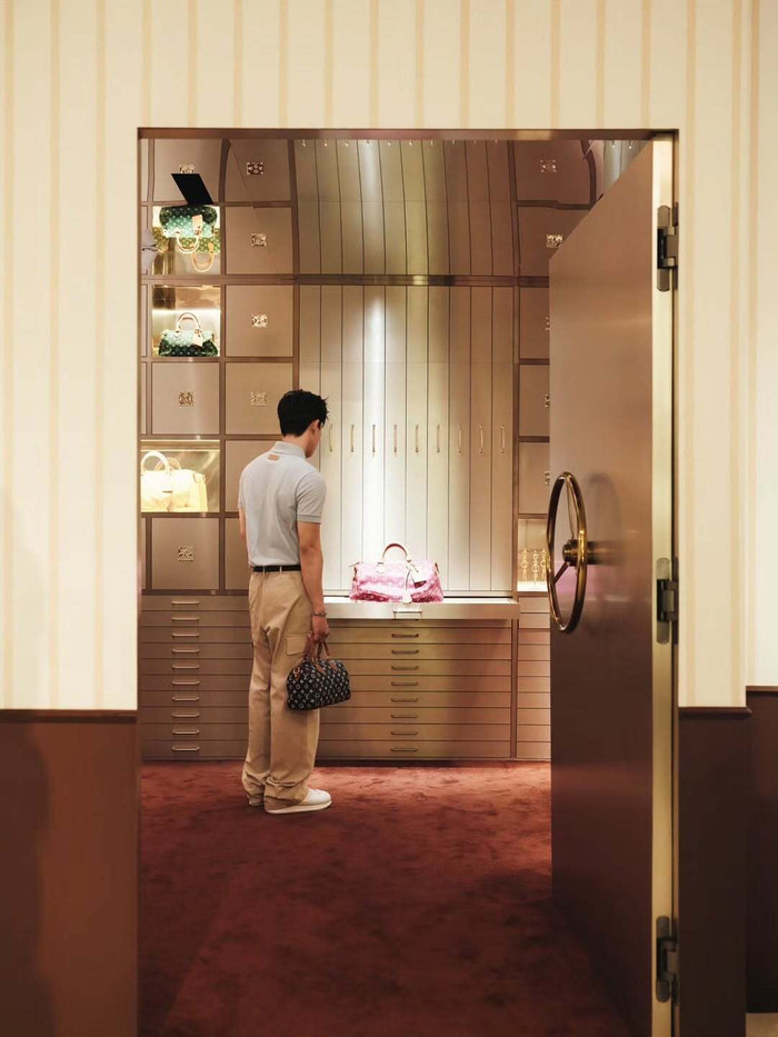 HIEUTHUHAI bị bắt gặp trên đường phố Thái Lan, nhan sắc qua 'cam thường' gây bàn tán Ảnh 4