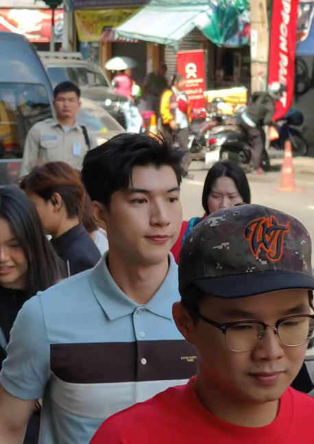 HIEUTHUHAI bị bắt gặp trên đường phố Thái Lan, nhan sắc qua 'cam thường' gây bàn tán Ảnh 1