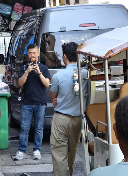 HIEUTHUHAI bị bắt gặp trên đường phố Thái Lan, nhan sắc qua 'cam thường' gây bàn tán Ảnh 2