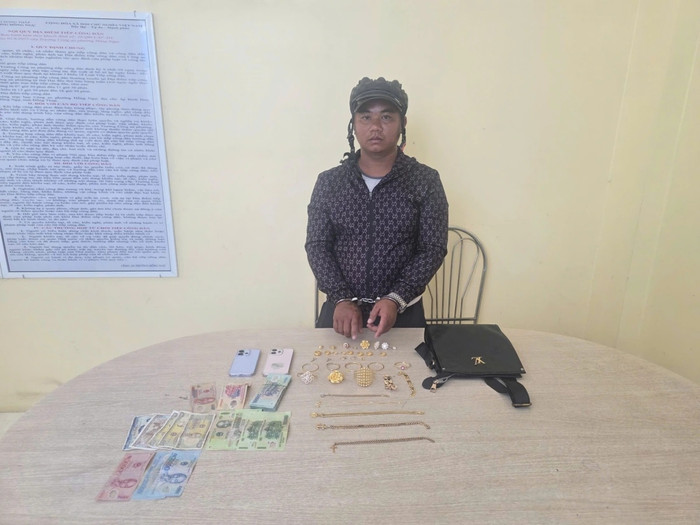 Đối tượng Nguyễn Huỳnh Lợi cùng tang vật của vụ án. Ảnh: VOV