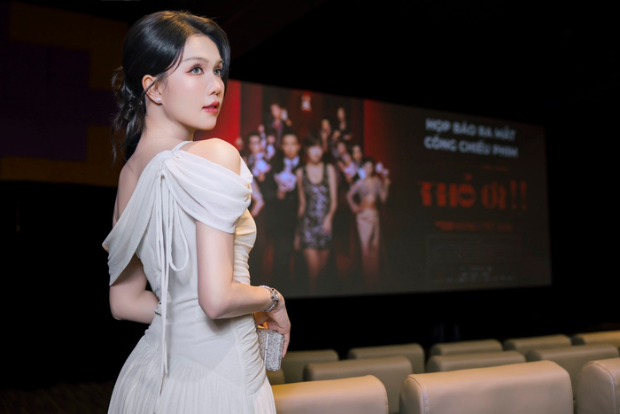 Việc Ngọc Trinh dành những lời có cánh cho Thỏ Ơi!! của Trấn Thành khiến nhiều khán giả ngưỡng mộ trước tình đồng nghiệp trong showbiz Việt.