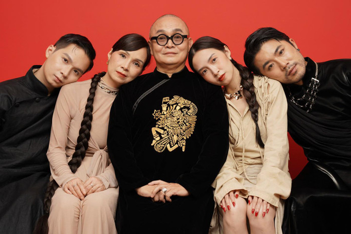 Nghệ sĩ Xuân Hinh từng thực hiện bộ ảnh gia đình cùng vợ, con gái và con rể, con trai út từ vài năm trước. Ảnh: FBNV