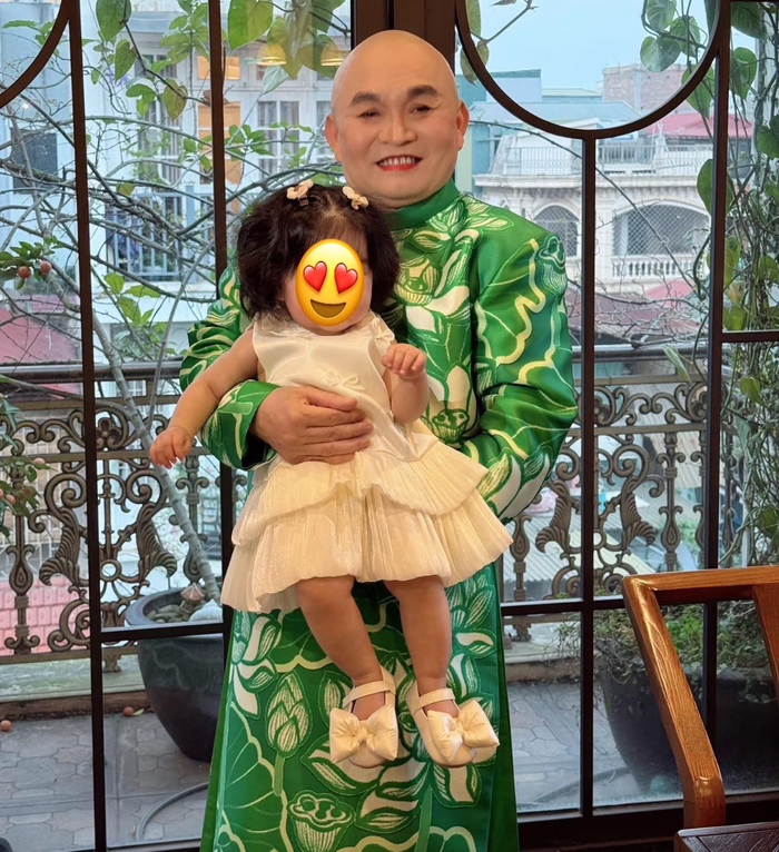 Nghệ sĩ Xuân Hinh cười tươi rói khi bế cháu ngoại. Ảnh: FBNV