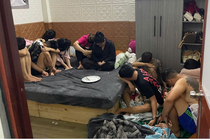 Nhóm nam nữ thanh niên bị lực lượng chức năng bắt quả tang đang có hành vi vi phạm pháp luật. Ảnh: Công an TP Cần Thơ