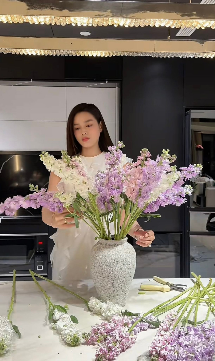 Đỗ Thị Hà làm rõ về chuyện 'dâu hào môn' phải biết cắm hoa.