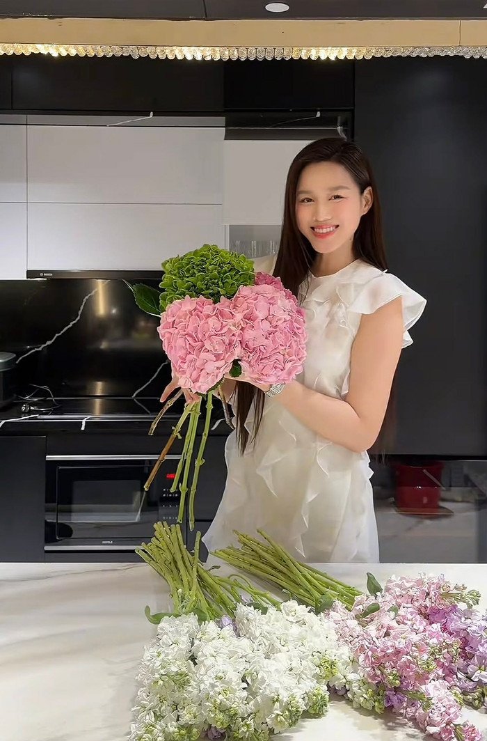 Hoa hậu Đỗ Thị Hà chia sẻ khoảnh khắc trổ tài khéo tay cắm hoa.